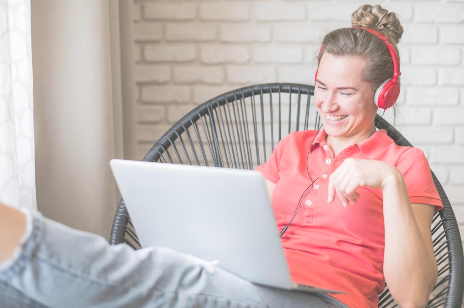 Scrivania con materiali di scrittura e appunti sparsi