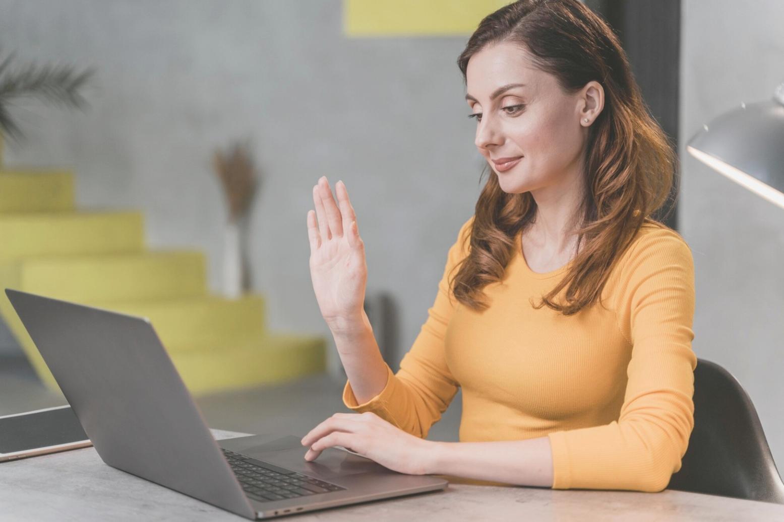 Ambiente di lavoro creativo per sceneggiatori con materiali di scrittura e note sparse