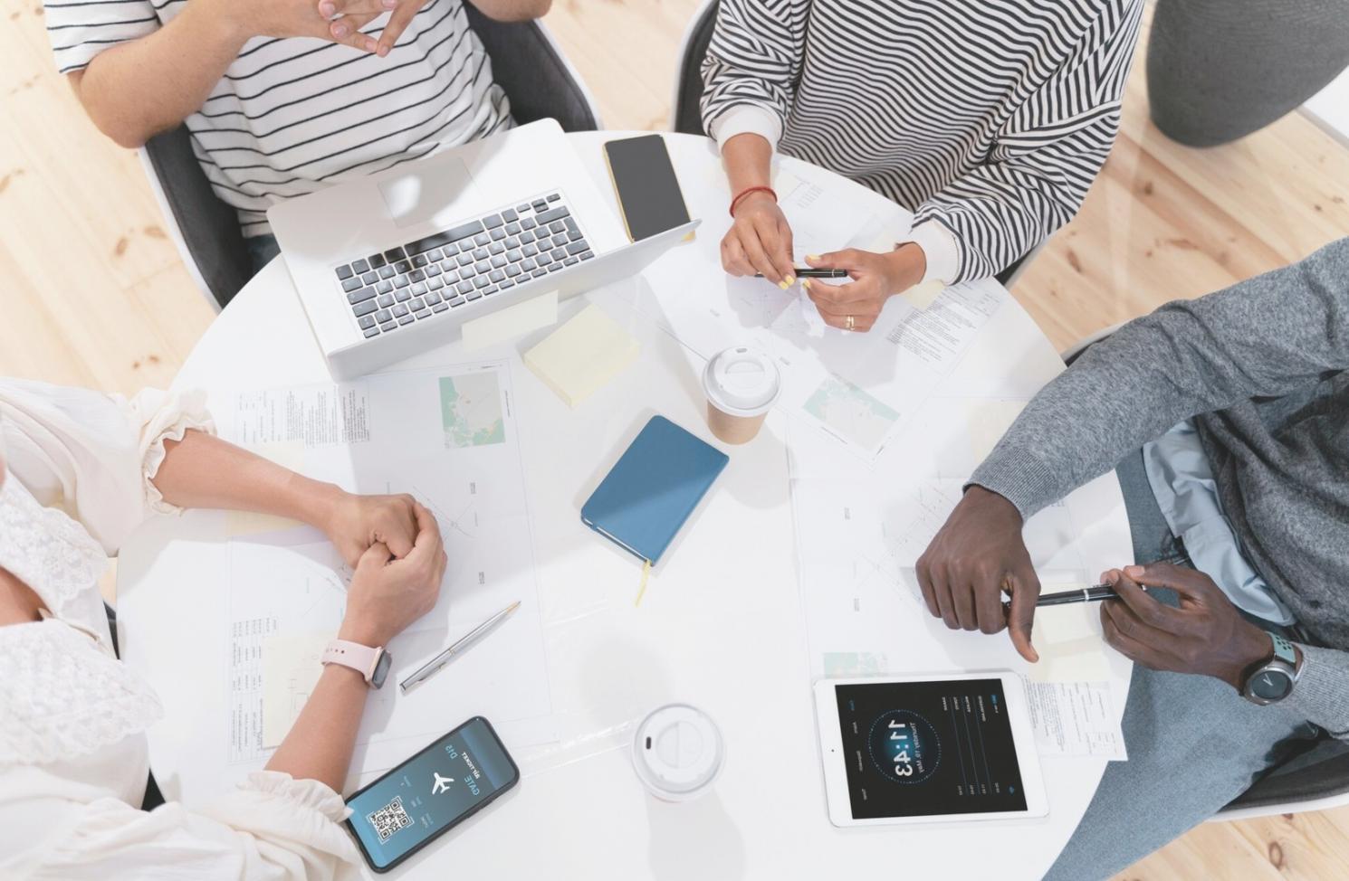 Studente che lavora su una sceneggiatura con materiali di scrittura sparsi sulla scrivania
