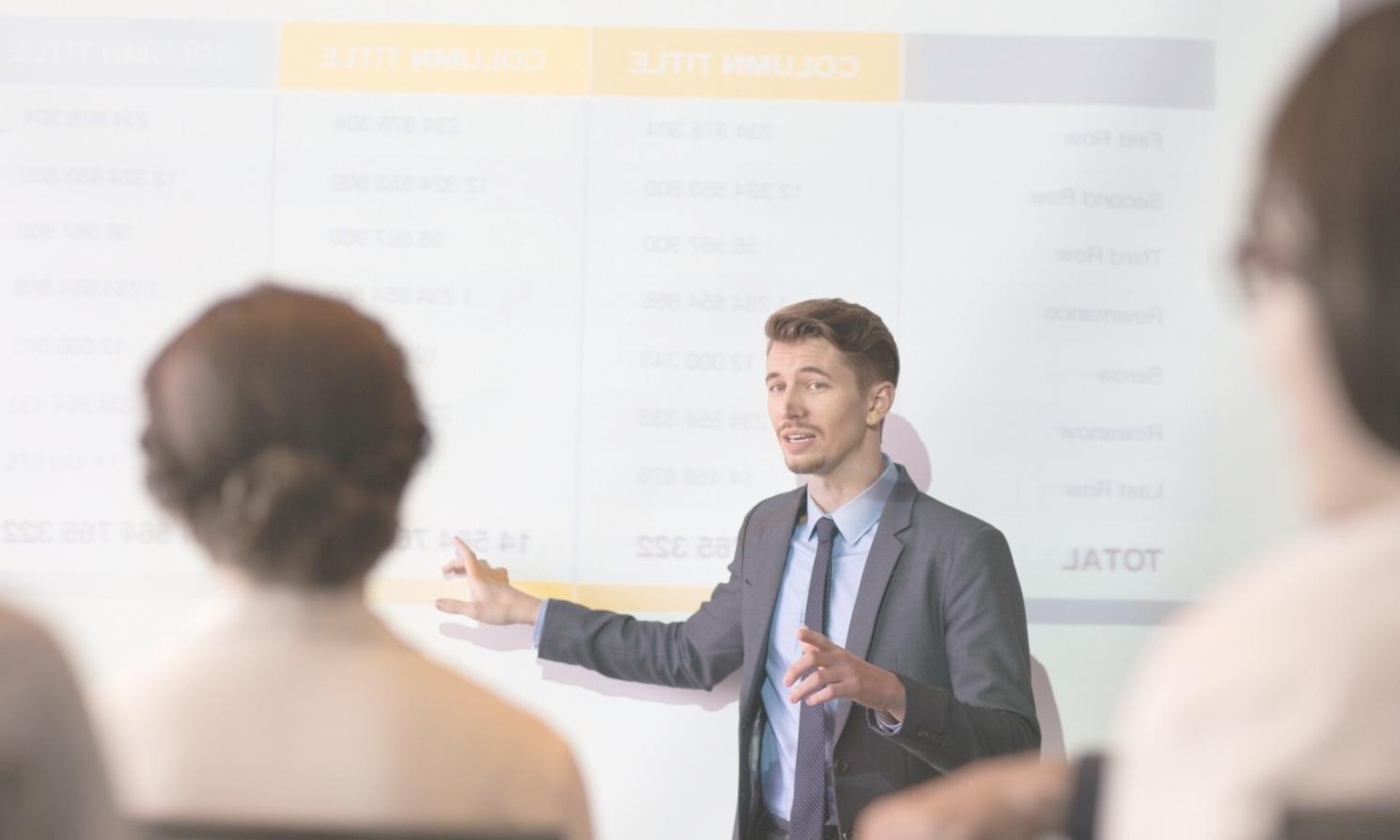 Persona che lavora alla sceneggiatura con blocco note