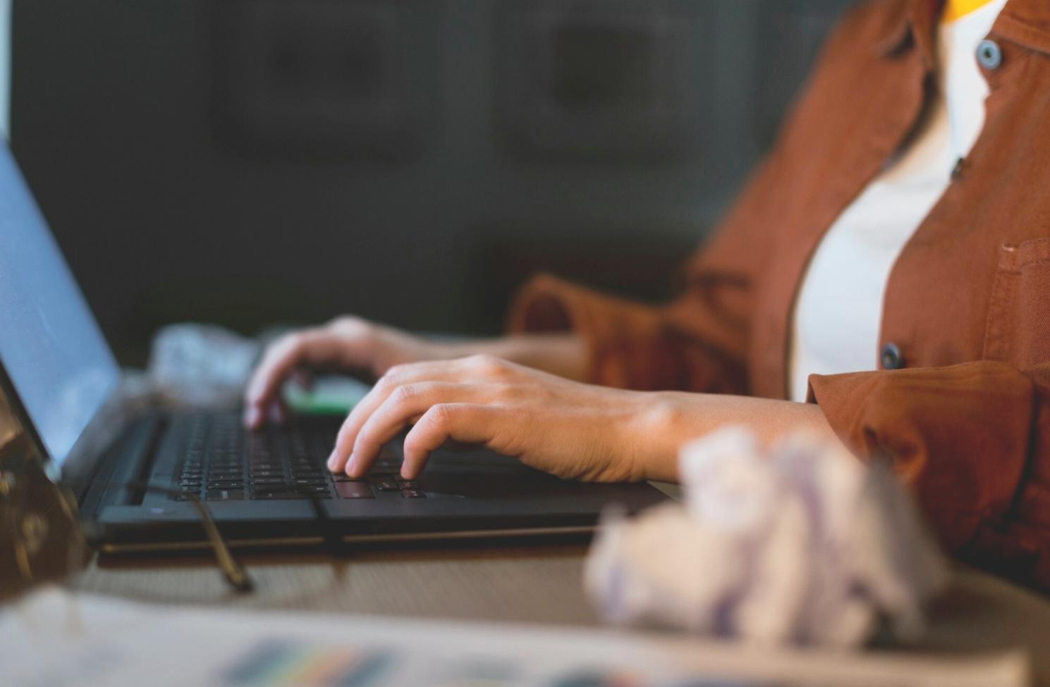 Spazio di lavoro organizzato per scrittura creativa