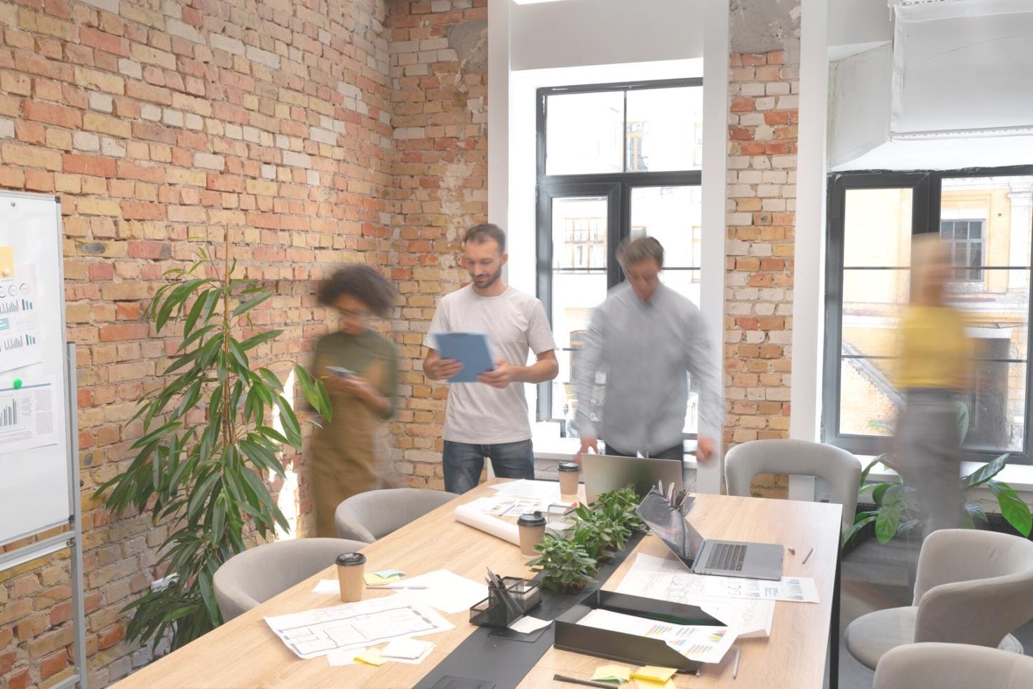 Ambiente di lavoro dove si studia sceneggiatura con materiali didattici e annotazioni creative