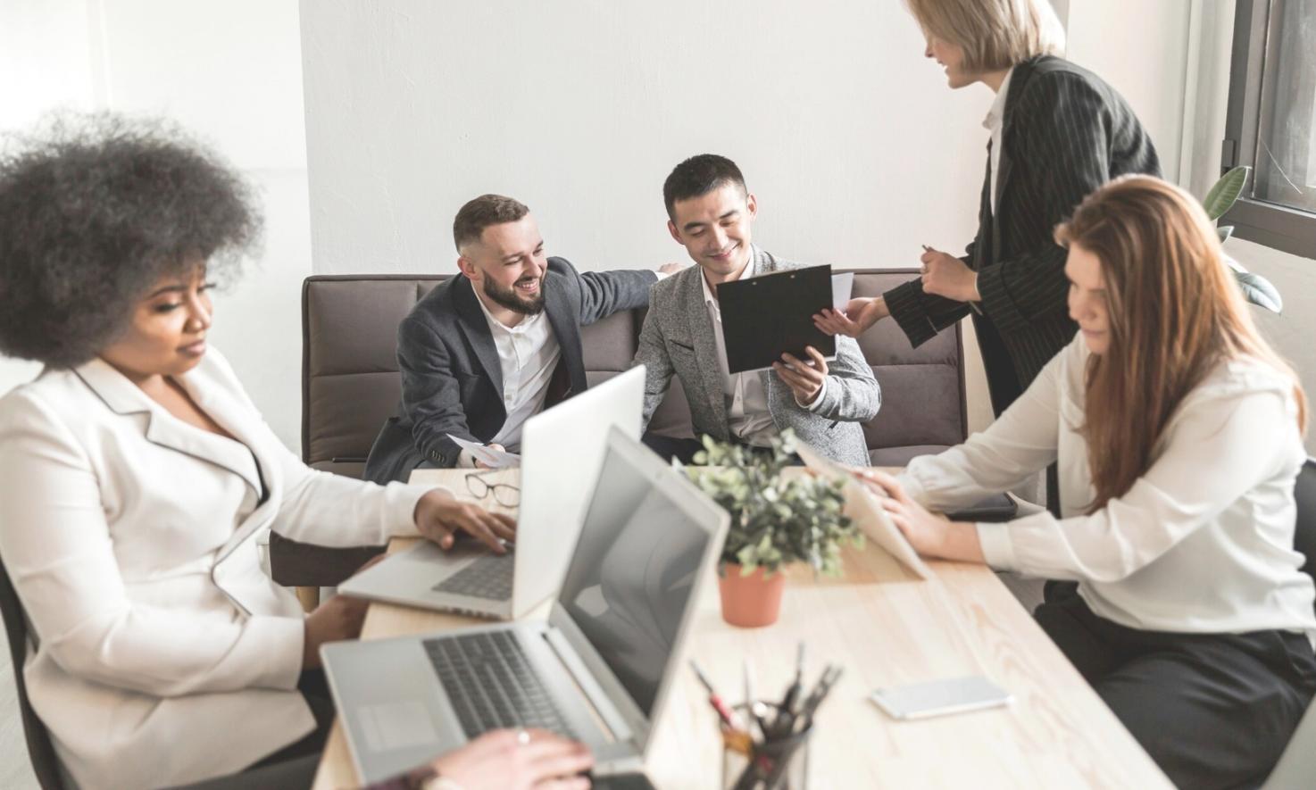 Sessione di scrittura creativa con appunti e storyboard per sviluppo narrativo